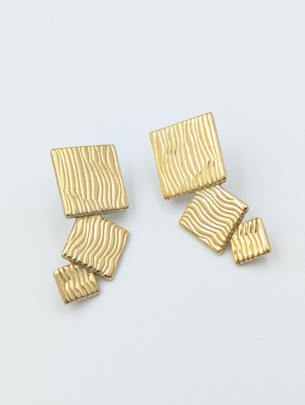 Vintage Trifari stud earrings 3 stacked textured gold tone squares - Picture 6 of 6